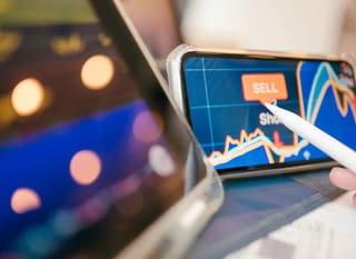 Comerciant examinând opțiuni de Bitcoin, Ethereum și forex pe diverse piețe